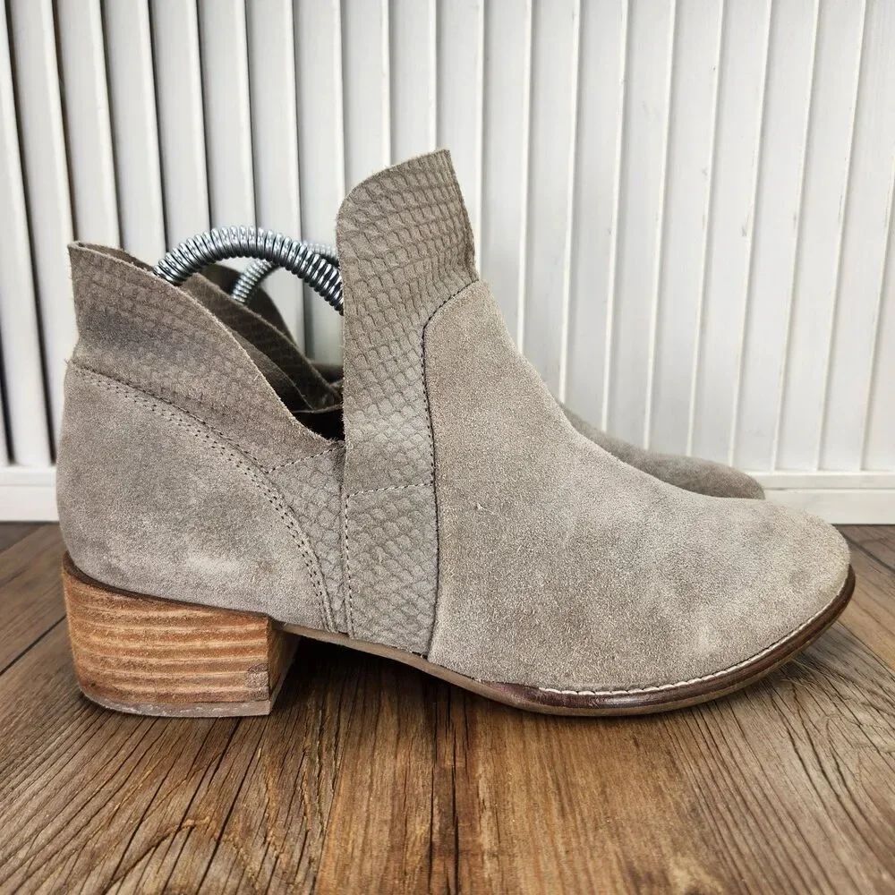 Seychelles Score Ankle Booties Womens Size 8.5 Gray Suede Snake Embossed Boots